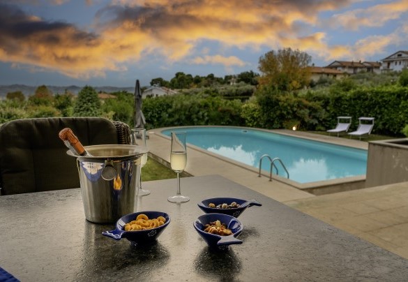 Il portico è ideale per un aperitivo al tramonto – Villa Amyra