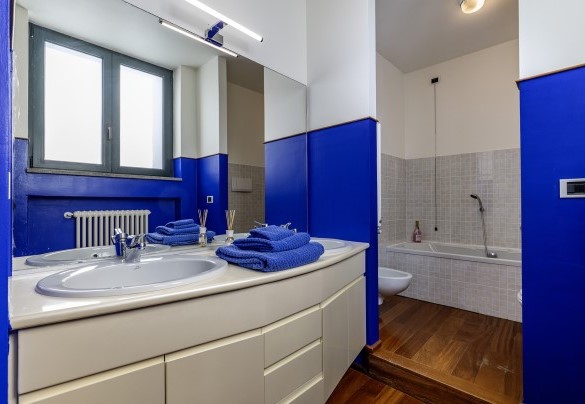 Bagno en-suite con vasca e doccia n.3 – Villa Amyra