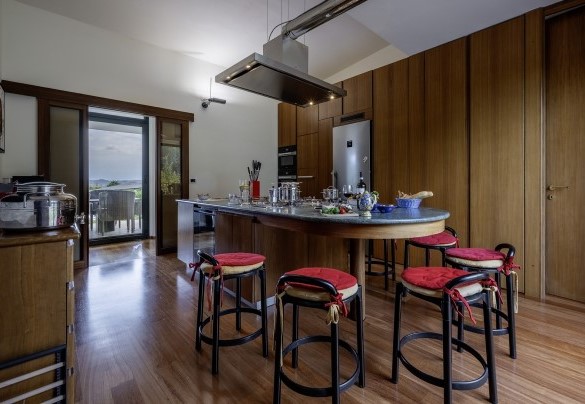 Isola con ripiano in marmo con sei posti a sedere, ideale per gli aperitivi mentre si cucina – Villa Amyra
