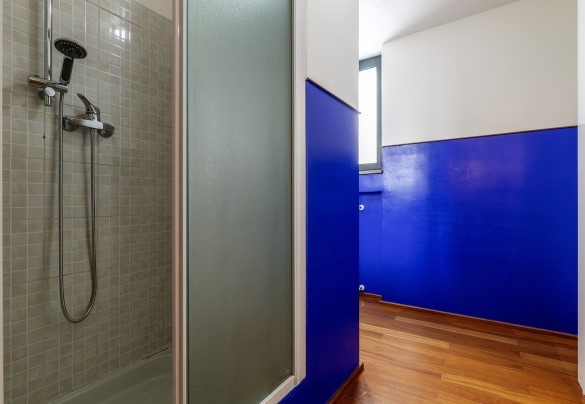 Bagno en-suite con vasca e doccia n.3 – Villa Amyra