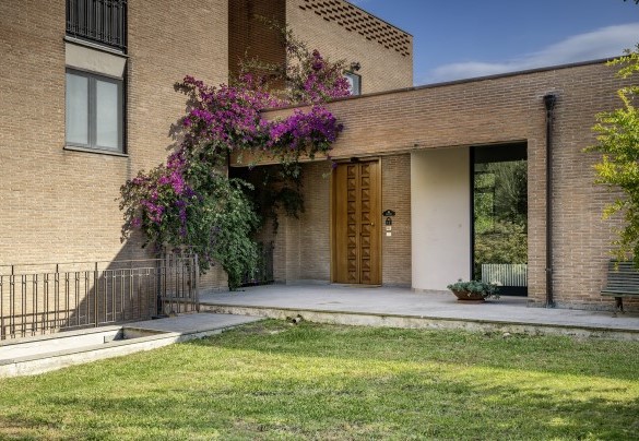 L’elegante ingresso principale – Villa Amyra