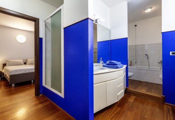 Bagno en-suite n.3 con vasca e doccia  – Villa Amyra