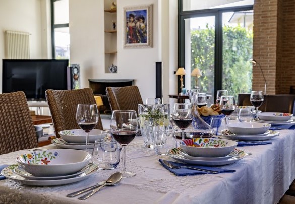 Area pranzo nell’ampio soggiorno con accesso diretto al giardino e alla zona pranzo esterna – Villa Amyra