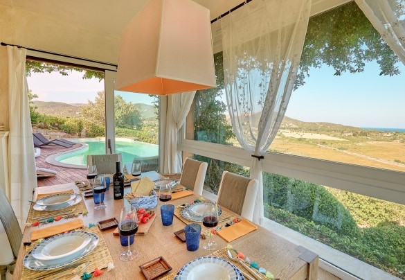 Il living con accesso diretto alla piscina - Villa Ananda