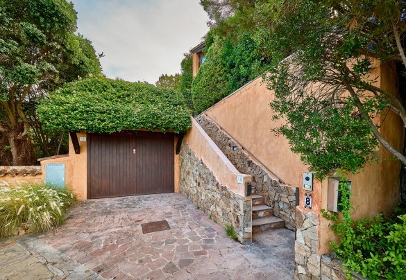 Scale di accesso alla proprietà con adiacente posto auto privato - Villa Ananda