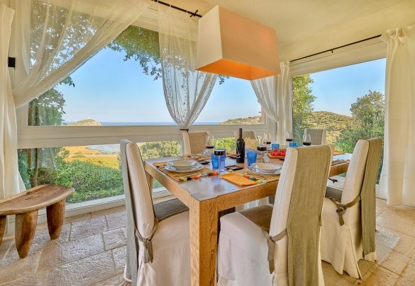 L’area pranzo con accesso diretto alla piscina - Villa Ananda