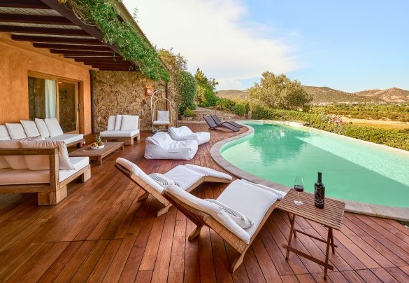 La piscina in posizione panoramica e l’invitante area prendisole - Villa Ananda