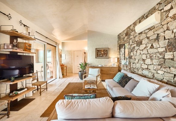Accogliente salotto con tv e aria condizionata - Villa Ananda