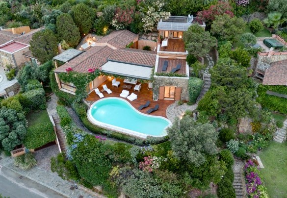 La piscina dalla forma irregolare troneggia nel giardino - Villa Ananda