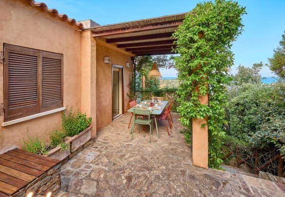 Il portico che accede in cucina allestito con tavolo da pranzo - Villa Ananda