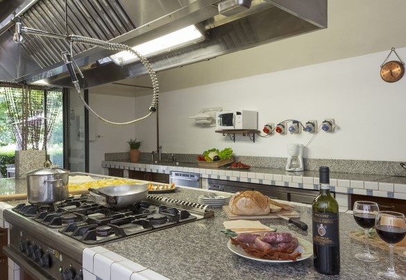 La cucina spaziosa con accesso diretto alla zona pranzo esterna- Villa Angelini