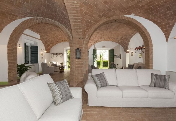 Panoramica dell'ampio salotto - Villa Angelini