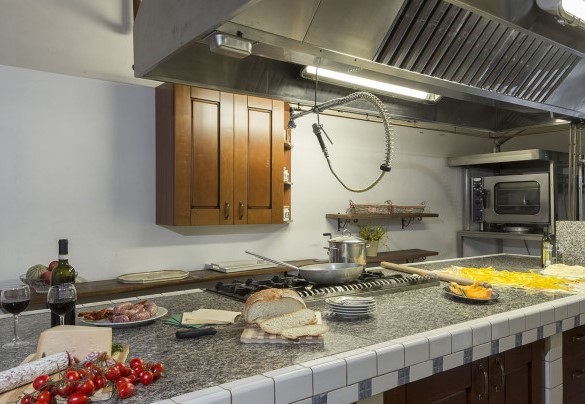 La cucina è equipaggiata con accessori professionali- Villa Angelini