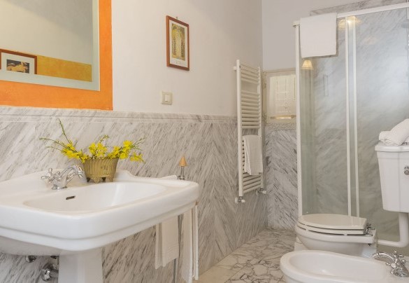 Camera doppia con letti unibili n. 3 con bagno en suite con doccia al piano terra- Villa Angelini