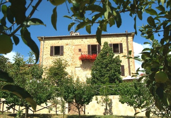 La proprietà è situata nel Paese di Vescovado di Murlo, immersa nel particolare paesaggio lunare delle Crete Senesi nella parte sud della provincia di Siena- Villa Angelini