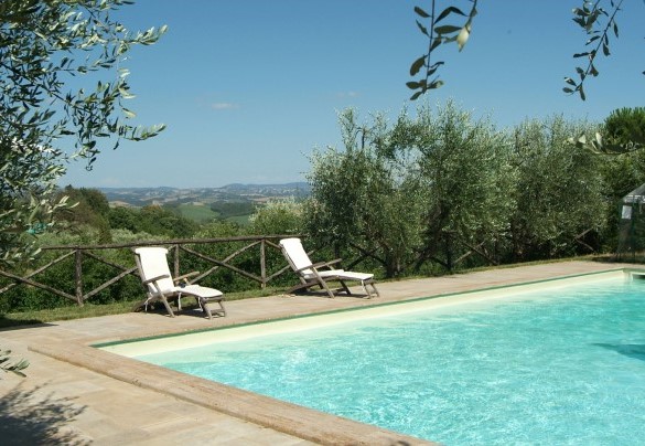 Dal retro della villa, che si affaccia verso la valle dell'Ombrone e il colle di Montalcino, si gode uno stupendo panorama- Villa Angelini