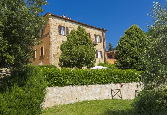 Attraverso una breve scalinata si accede al parco caratterizzato da viottoli in pietra, prato, cespugli e alberi di ulivo- Villa Angelini