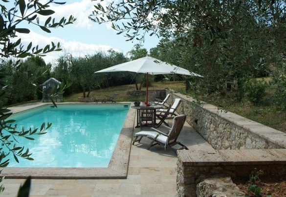 La piscina recintata dista dalla villa circa 70 metri- Villa Angelini