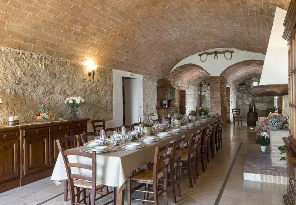 La zona pranzo e soggiorno è stata ricavata dall'ambiente originariamente adibito a granaio- Villa Angelini
