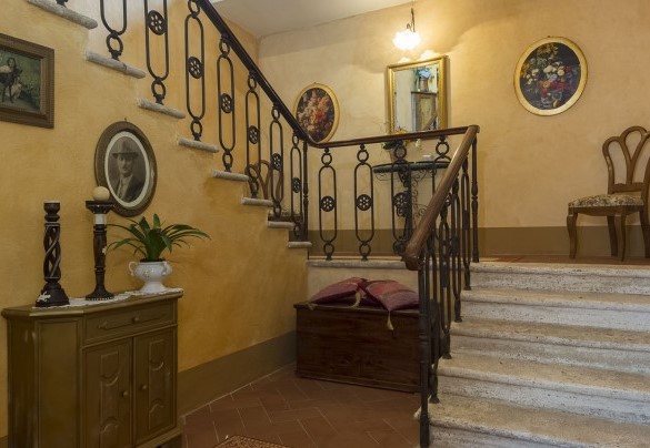 La scalinata che guida al primo piano- Villa Angelini