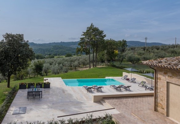 La zona piscina con vista verso l'uliveto e le colline umbre -  Villa Anna Elisa