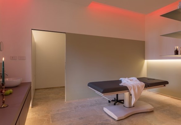 La bellissima sala benessere accessoriata per massaggi si trova nell'annesso - Villa Anna Elisa  
