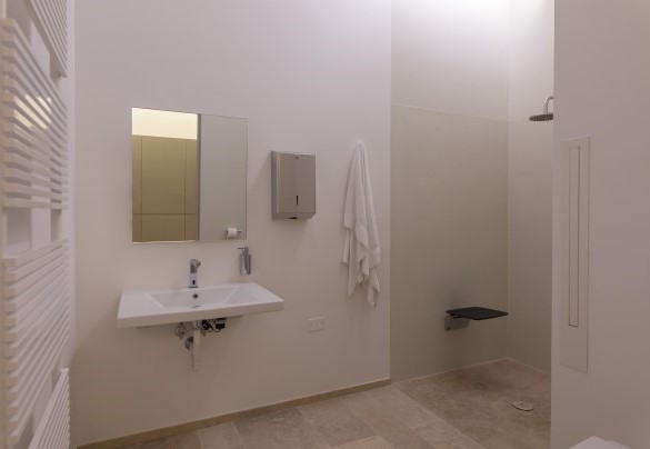 Bagno di servizio nella sala benessere con doccia e cromoterapia - Villa Anna Elisa  