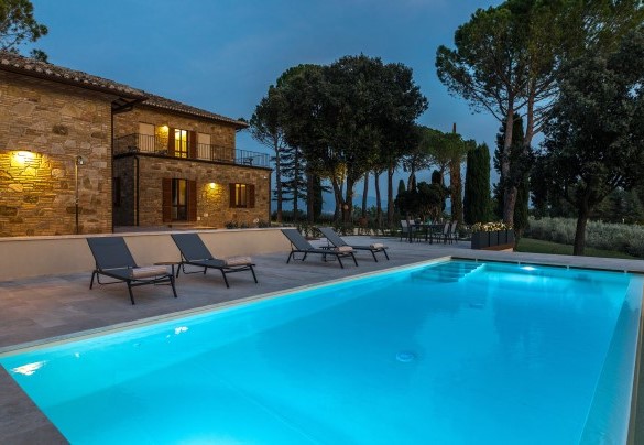 La bella piscina illuminata e il casale sullo sfondo - Villa Anna Elisa
