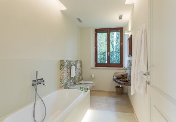 Bagno con vasca e cromoterapia n.4 adiacente alle camere n.1 e n. 4 - Villa Anna Elisa 