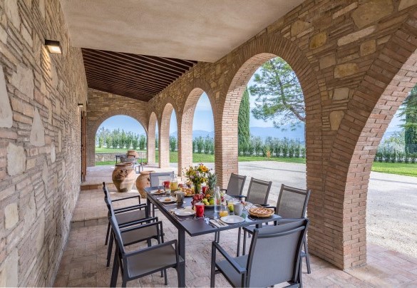 Il grazioso porticato con il tavolo preparato per mangiare all'aperto -  Villa Anna Elisa