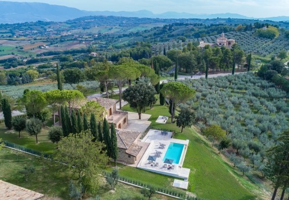 La proprietà gode di una posizione appartata di fronte al Santuario della Madonna delle Grazie - Villa Anna Elisa