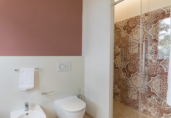 Bagno con doccia e cromoterapia n.2 en-suite alla camera n.2  - Villa Anna Elisa 