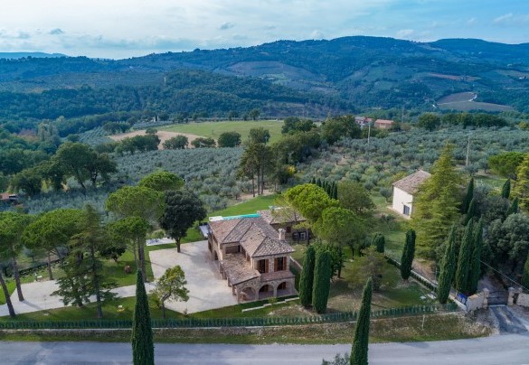 Il bellissimo paesaggio delle colline umbre abbraccia il verde e curatissimo parco - Villa Anna Elisa