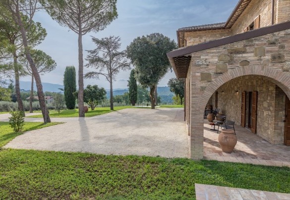 Il casale in pietra e mattoni visto dal giardino - Villa Anna Elisa