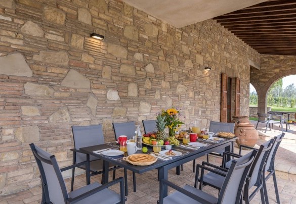 Uscendo dalla porta si accede direttamente all'ampio porticato con zona pranzo - Villa Anna Elisa