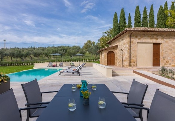 La zona piscina e l'annesso sullo sfondo - Villa Anna Elisa