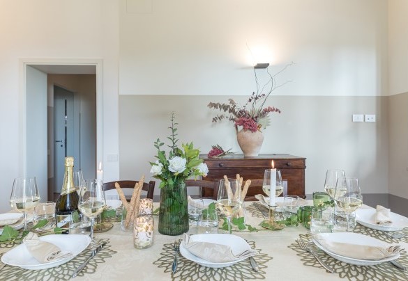 La sala da pranzo con il tavolo imbandito per cene importanti - Villa Anna Elisa  