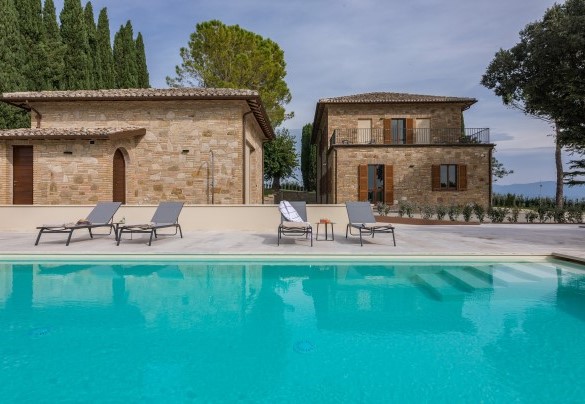 La piscina e sullo sfondo la villa principale e l'annesso - Villa Anna Elisa