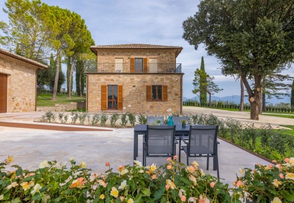 L'area prendisole in travertino bianchissimo e la villa sullo sfondo - Villa Anna Elisa