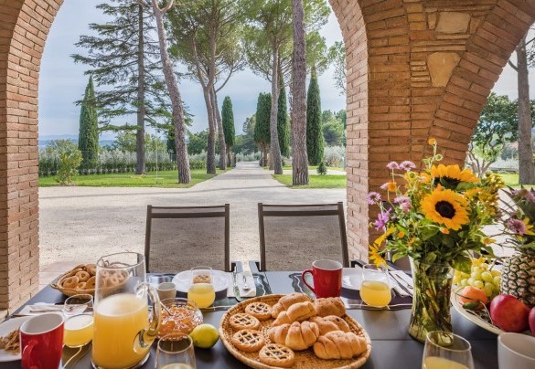 Dettaglio del tavolo apparecchiato per le colazioni - Villa Anna Elisa