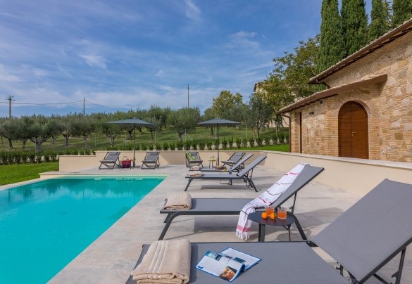 La piscina e la zona prendisole attrezzata con lettini, sdraio e ombrelloni - Villa Anna Elisa