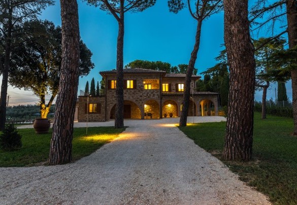 Il parco di circa 3000 mq completamente recintato e sullo sfondo la villa illuminata - Villa Anna Elisa