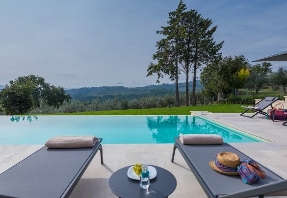 La piscina si trova in una posizione riservata che affaccia sulle distese di uliveto - Villa Anna Elisa 