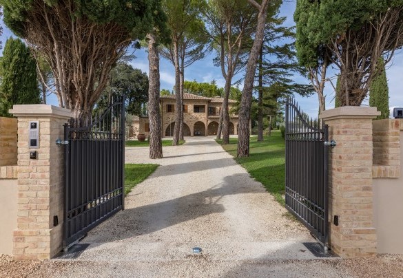 L'imponente cancello automatico in ferro e il casale sullo sfondo - Villa Anna Elisa