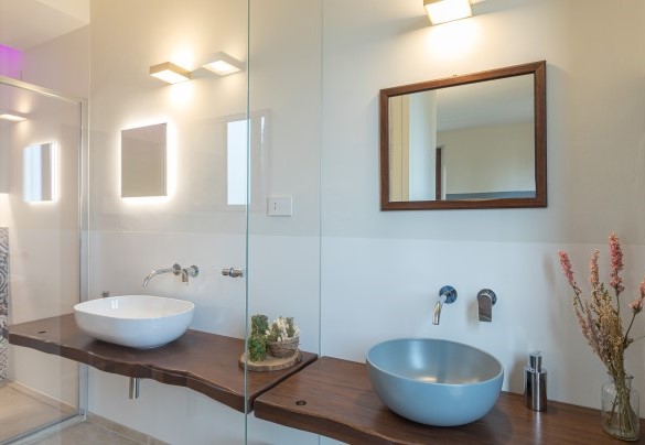 Bagno con doccia e cromoterapia n.3 en-suite alla camera n.3 - Villa Anna Elisa 