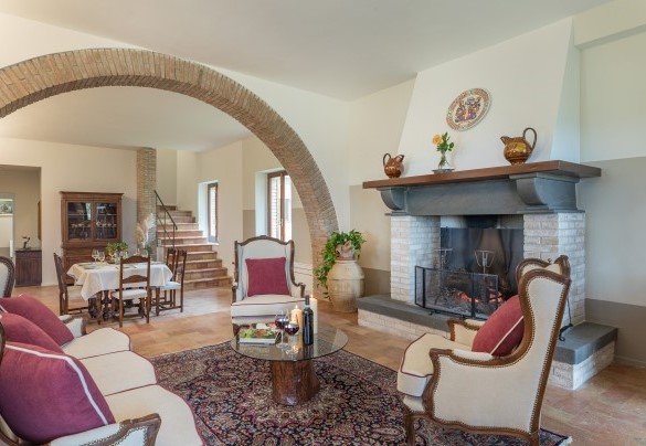 Il luminoso e largo salotto comunica con l'ingresso principale - Villa Anna Elisa 