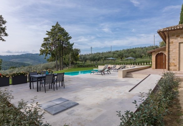 La zona piscina con il tavolo protetto dell'ombra naturale degli alberi - Villa Anna Elisa 