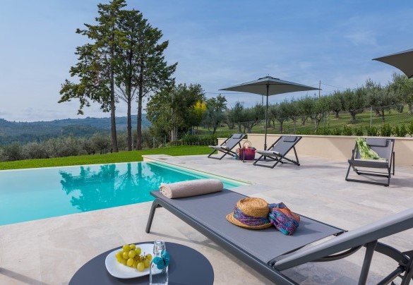 La piscina si trova a circa 10 metri e allo stesso livello del casale - Villa Anna Elisa