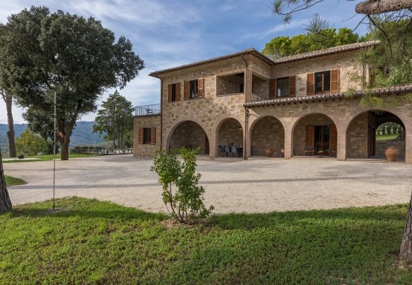 La zona davanti il casale in ghiaia bianca e vaste zone a prato - Villa Anna Elisa