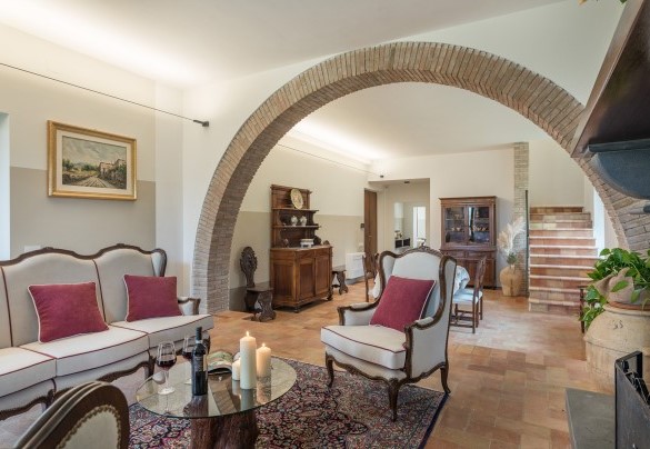 Il salotto con uscita diretta verso il porticato con la zona per mangiare all’aperto - Villa Anna Elisa 